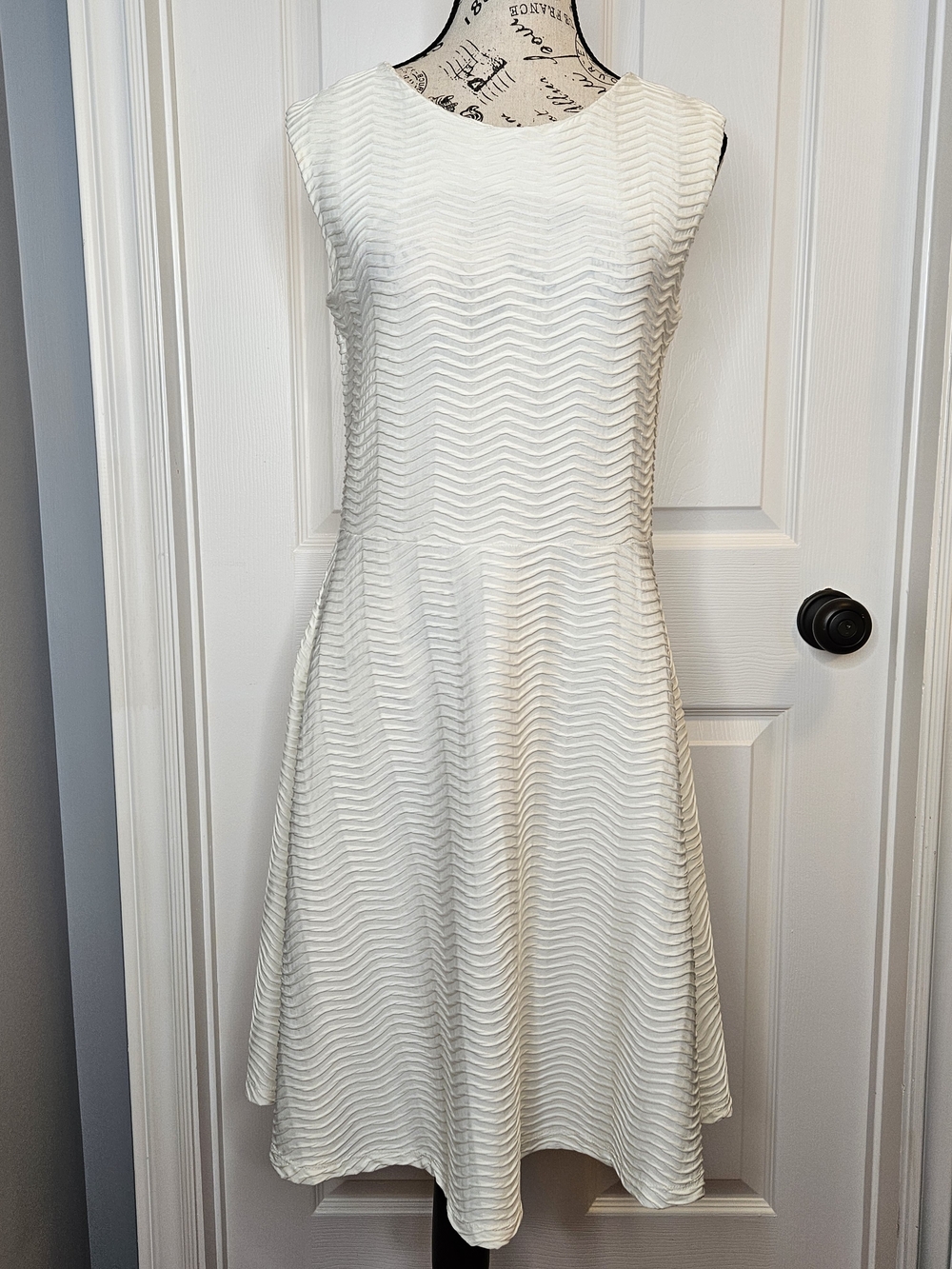 NWOT Shelby & Palmer Cream Textured Fit & Flare Dress Sleeveless Size 8 Cocktail